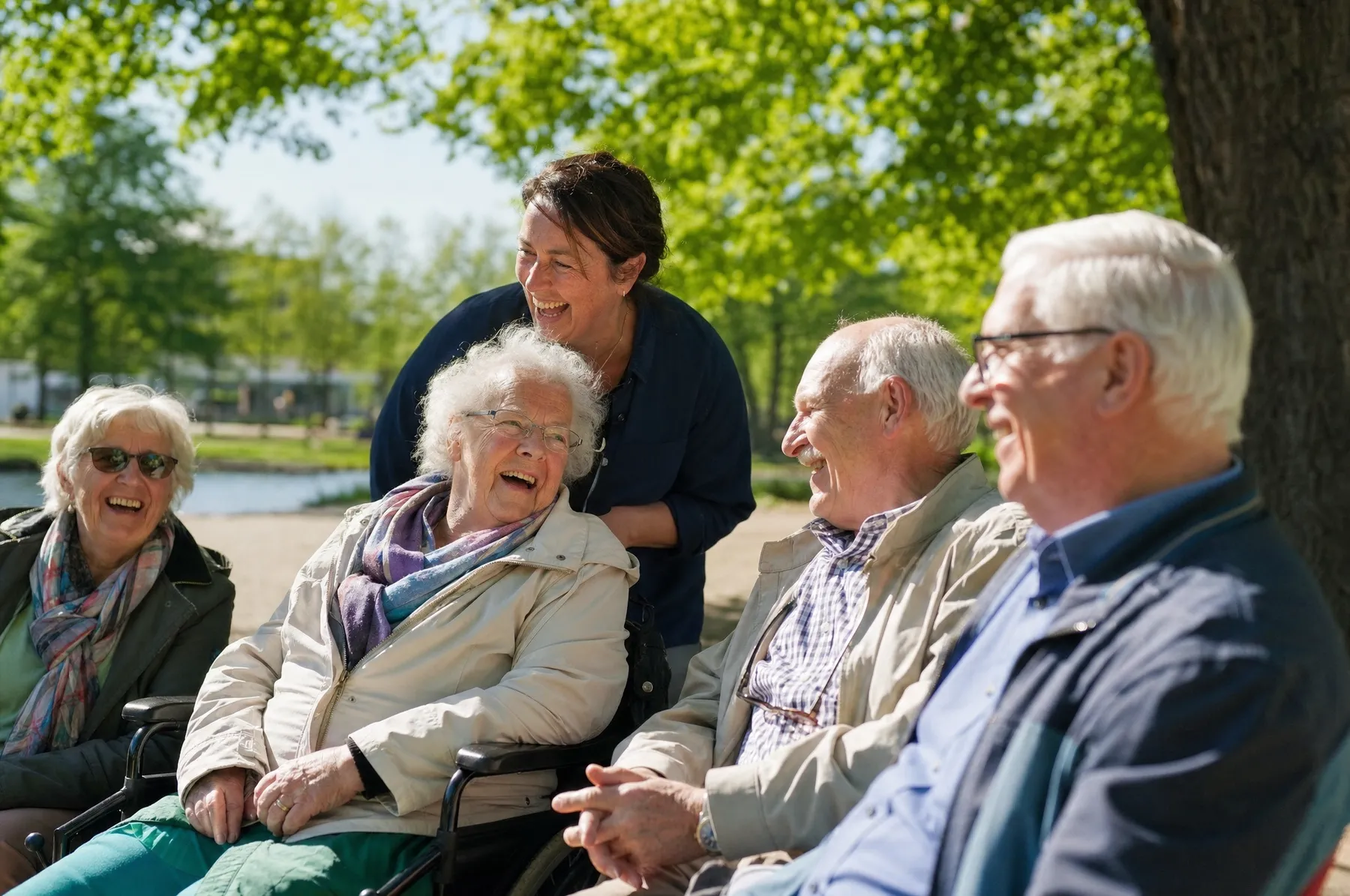 Oudere vrouw geniet van een activiteit buitenshuis